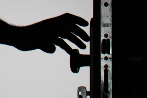 Criminosos invadem casa, rendem moradoras e levam R$ 15 mil em dinheiro e joias em Chapecó