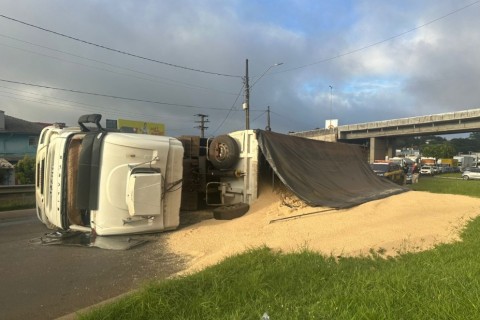 Carreta tomba na pista e causa lentidão no trânsito em Chapecó