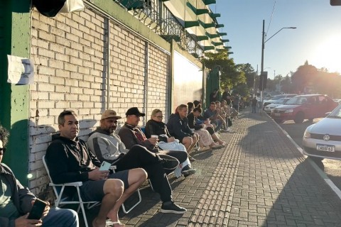 Torcedores posam no entorno da Arena Condá para comprar ingresso de Chape x Grêmio