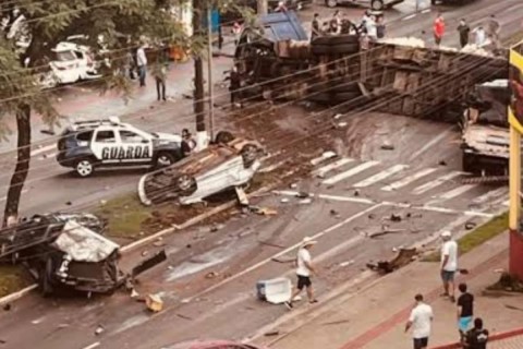 Motorista que colidiu contra veículos é denunciado por 20 tentativas de homicídio e MP pede R$ 1 milhão em indenização