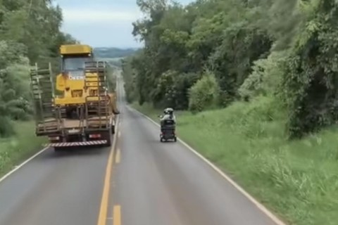 Triciclo elétrico é flagrado em baixa velocidade trafegando entre veículos pesados, na PR-473 em Dois Vizinhos