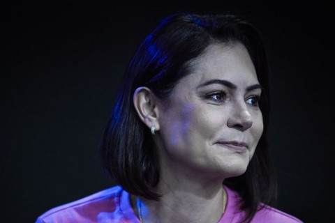 Treta de família? Michelle ’dá palanque’ para adversário de Carlos Bolsonaro ao Senado