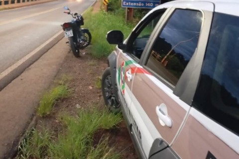 PM recupera moto furtada em rodovia e prende dois jovens no Oeste de SC