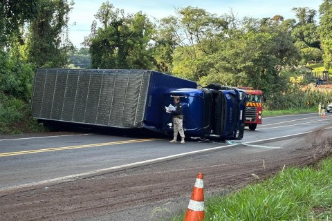 Caminhão sai da pista e tomba na BR 373, motorista fica ferida em Coronel Vivida