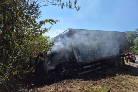 Caminhão pega fogo após sair da pista na BR-153 em Irani