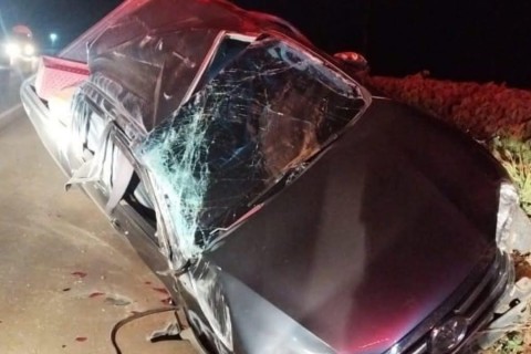 Casal de idosos morre após caminhonete sair da pista e capotar na BR-470 em Santa Catarina