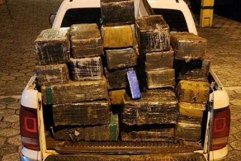 Quase uma tonelada de maconha é apreendida após perseguição em Água Doce