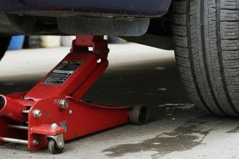 Van cai em cima de mecânico durante manutenção e vítima é socorrida com fraturas