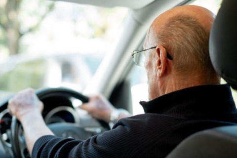 Idosos acima de 60 anos estão livres do pagamento de IPVA; saiba em quais condições.