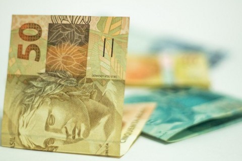 Governo propõe salário mínimo de R$ 1.717 em 2027