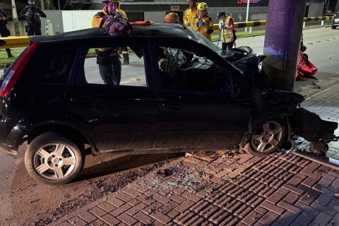 Mulher morre após carro colidir contra poste