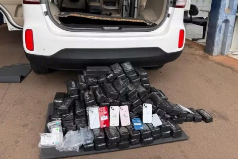 Homem é detido com mais de 800 celulares escondidos em compartimento secreto de carro no Paraná