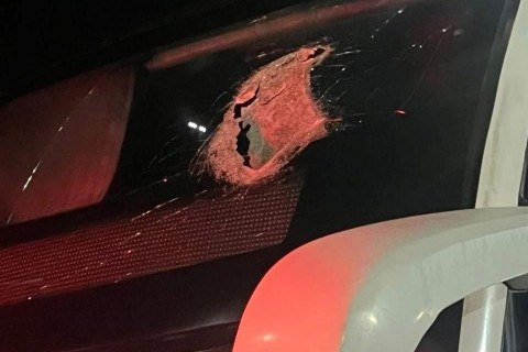 PASSAGEIRO MORRE APÓS PEÇA SE SOLTAR DE CAMINHÃO E ATINGIR ÔNIBUS NA BR-277, EM CANDÓI/PR.