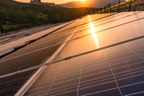 Ficar sem energia? Cada vez menos: baterias ganham espaço em casas e empresas