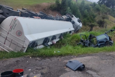 Colisão entre carro e caminhão-tanque deixa dois feridos graves na BR-476