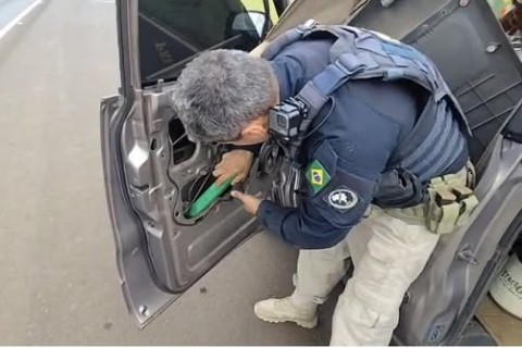 PRF apreende mais de 100 quilos de maconha escondidos em van na PR-280, em Vitorino