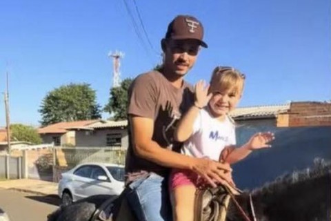 Menina que esperava ir embora da escola a pé é buscada de égua pelo padrasto e se emociona , Ponta Grossa