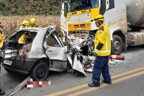 Batida entre automóvel e carreta deixa quatro mortos na BR-470