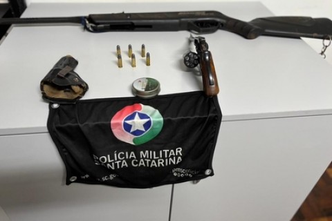 Motorista tenta escapar de abordagem, mas é preso com armas e munições em Ipuaçu