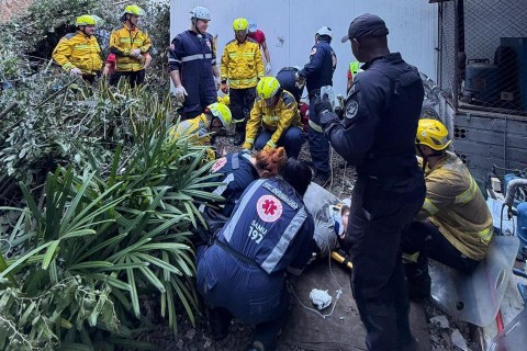 Resgate de motorista leva cerca de 5 horas após queda de caminhão em ribanceira