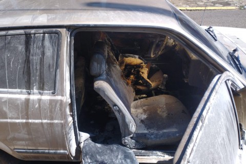 Homem incendeia carro do próprio irmão no Oeste e os dois acabam presos