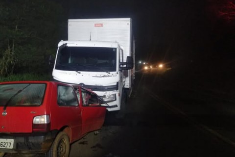 Colisão entre carro e caminhão termina com morte na SC-157 em Quilombo