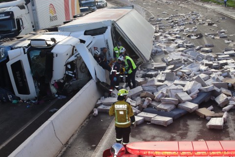 Carreta com carne congelada tomba na BR-282 em Xanxerê e carga é saqueada
